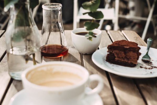 Tajada de torta de chocolate con café